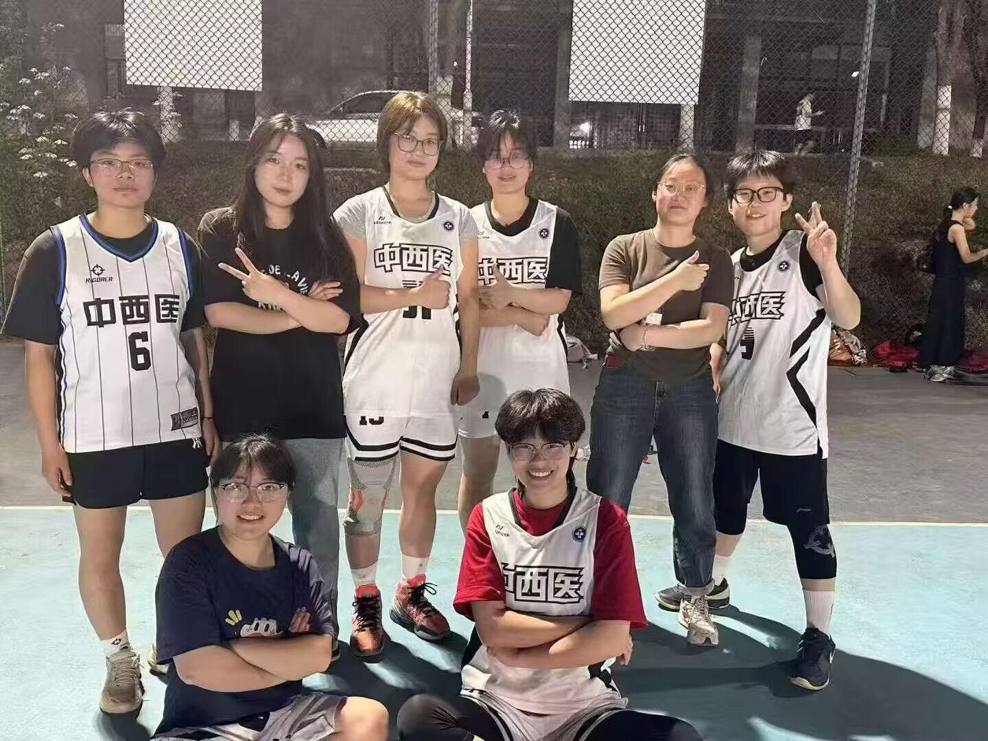 运动员团队协作默契，缔造佳绩