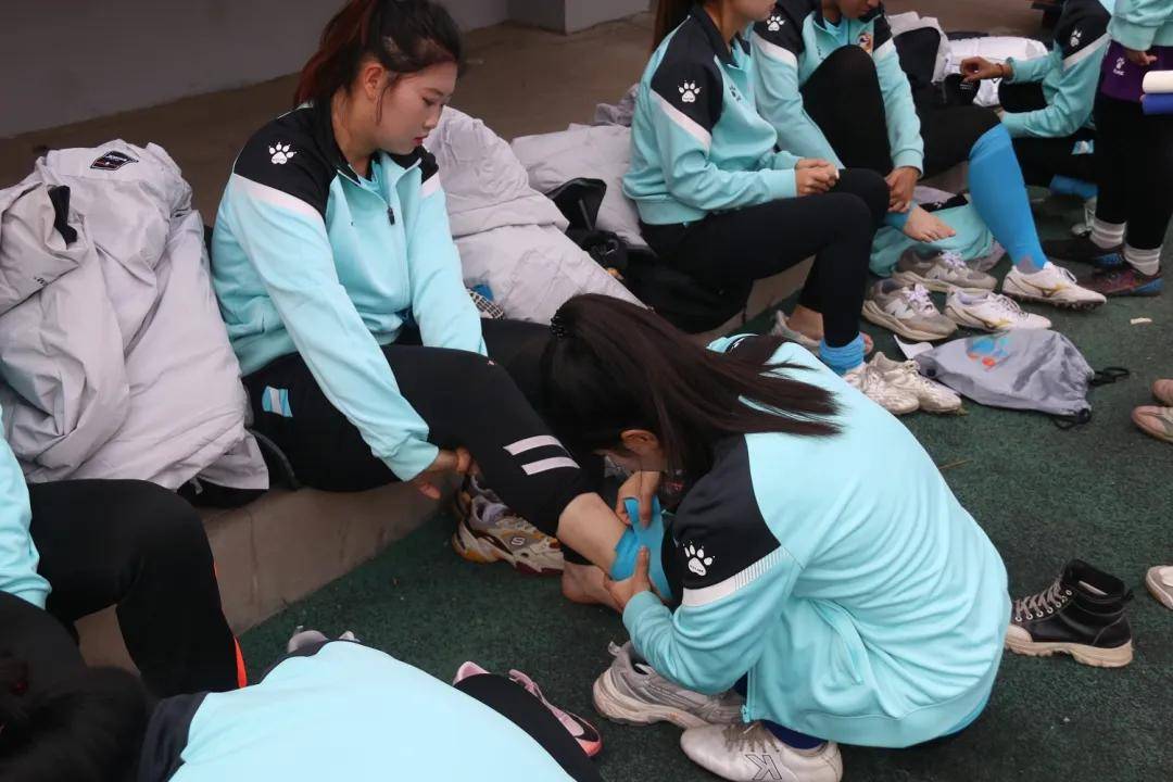 兰州女足球员接受力量训练：体能逐渐增强的简单介绍