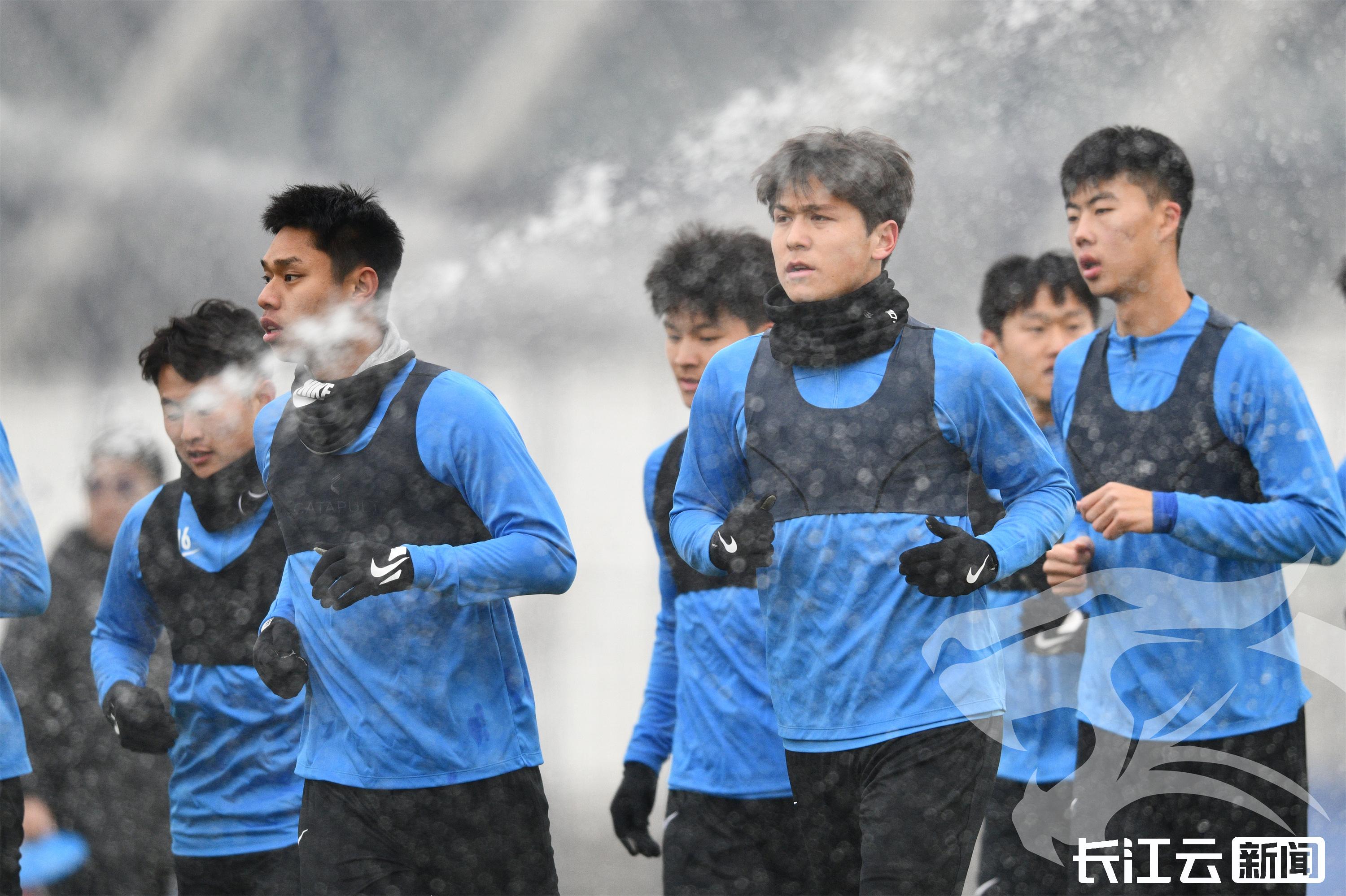 足球大赛即将开启，球员们备战充足